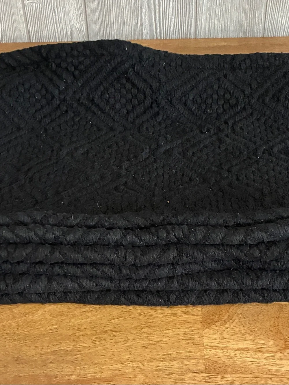 6 black placemats features a woven diamond pattern and decorative fringe edges